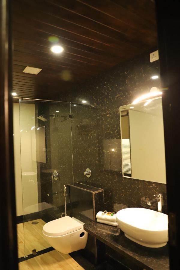 Clover Inn Udaipur Bagian luar foto