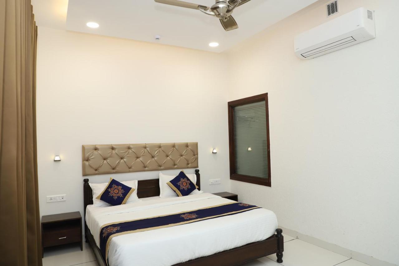 Clover Inn Udaipur Bagian luar foto