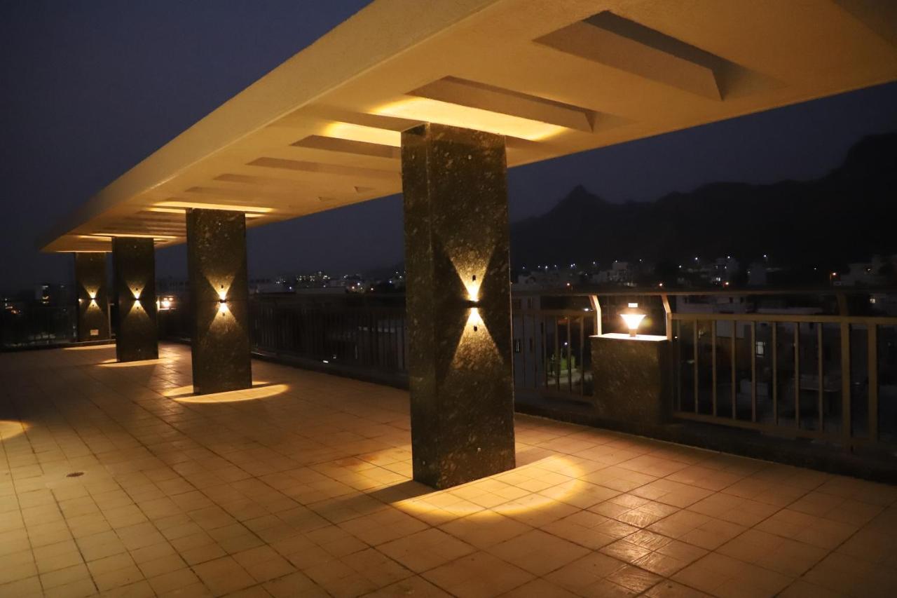 Clover Inn Udaipur Bagian luar foto