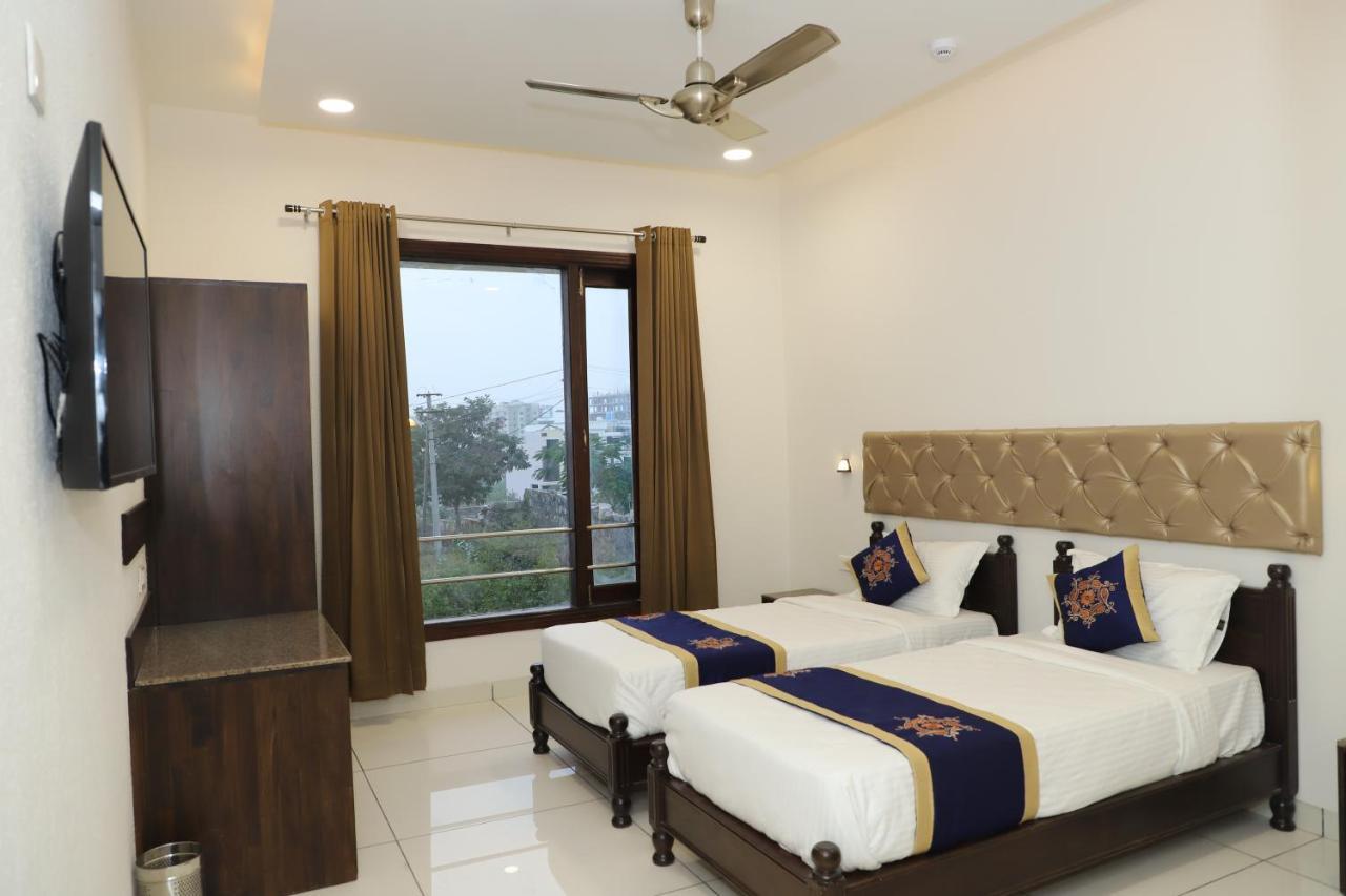 Clover Inn Udaipur Bagian luar foto