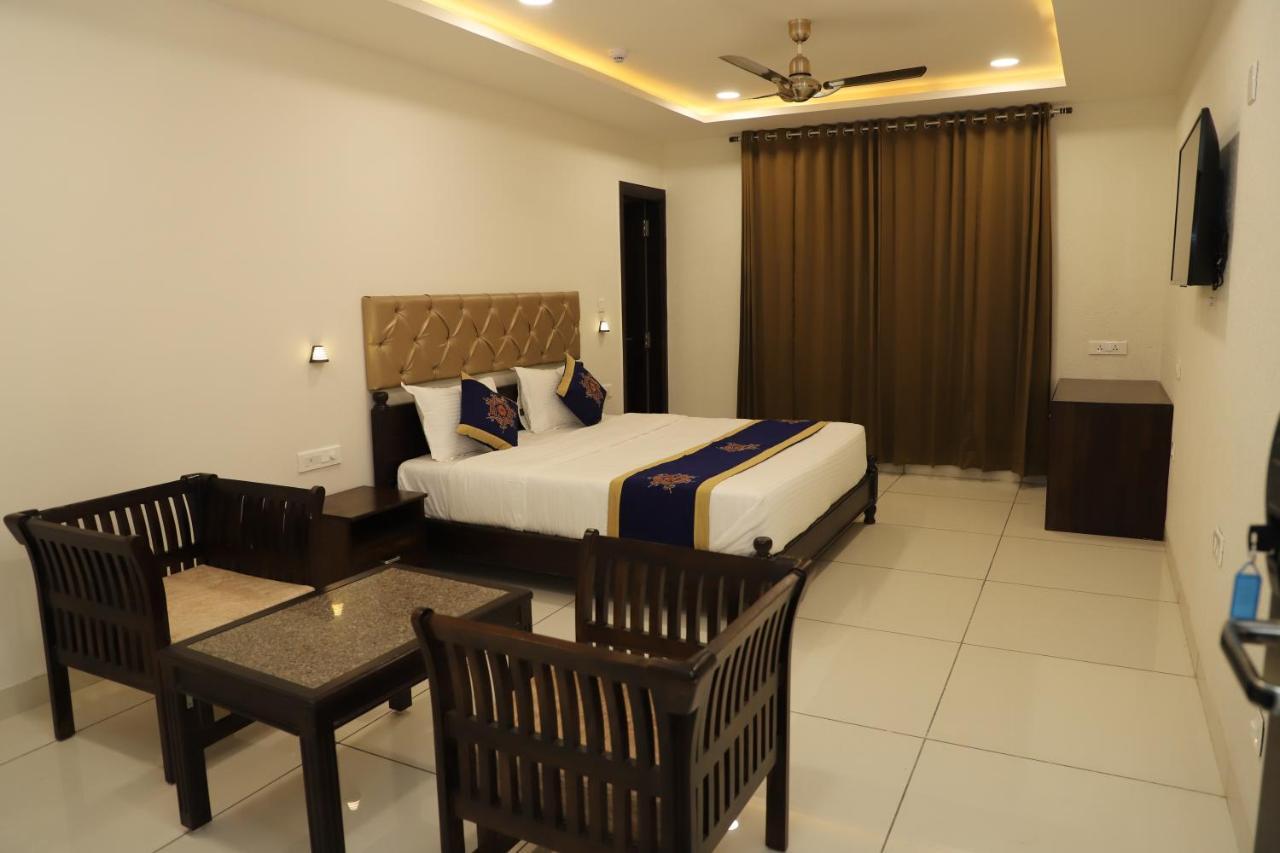Clover Inn Udaipur Bagian luar foto