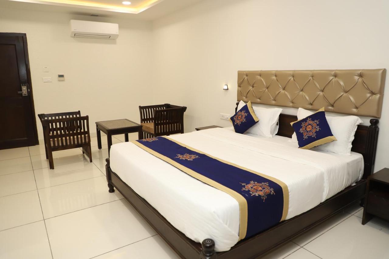 Clover Inn Udaipur Bagian luar foto