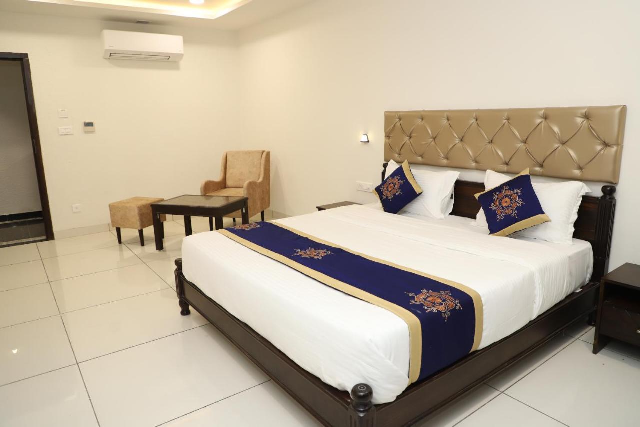 Clover Inn Udaipur Bagian luar foto