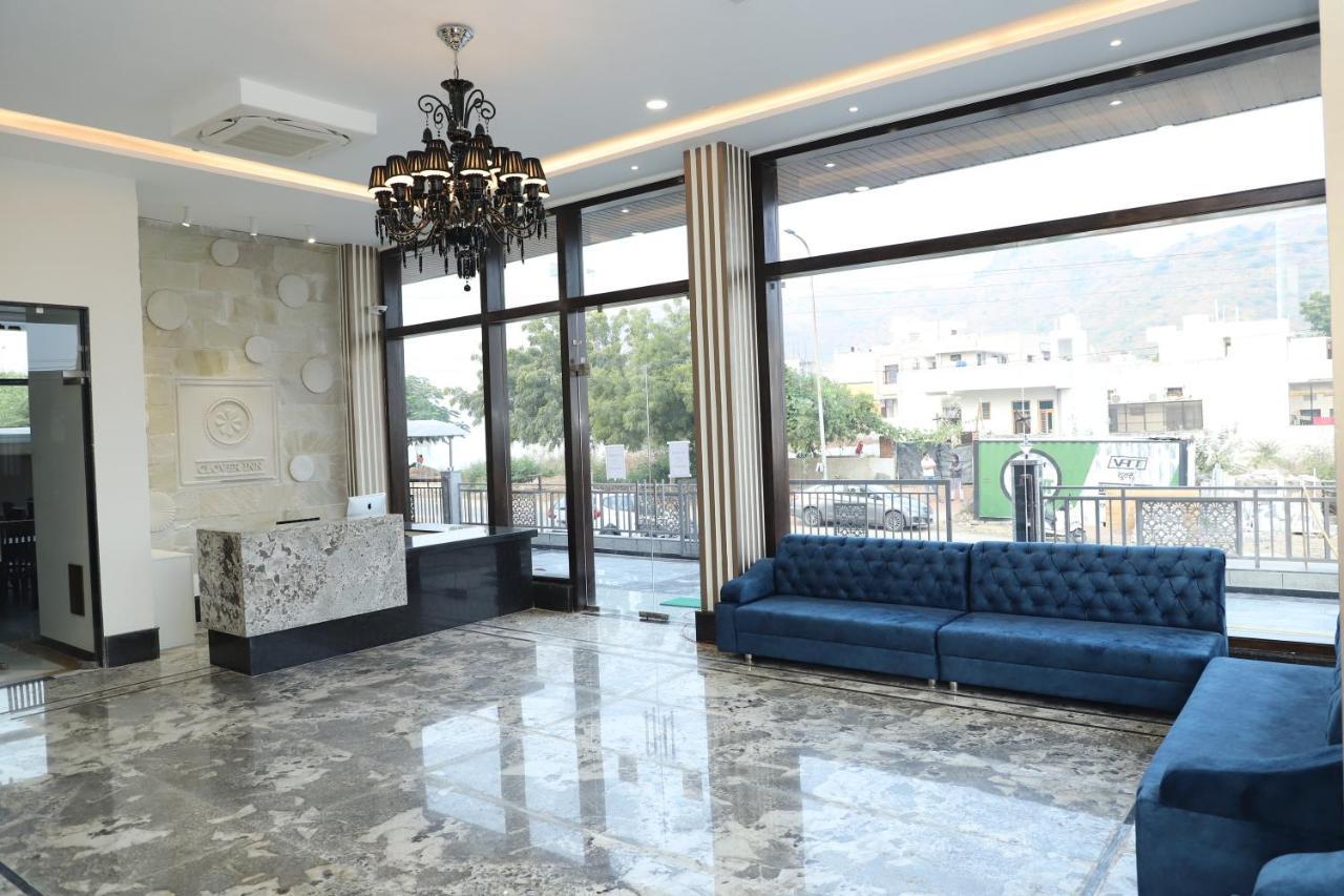Clover Inn Udaipur Bagian luar foto