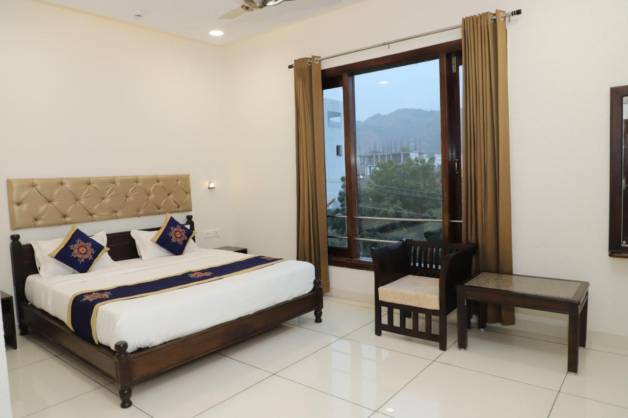 Clover Inn Udaipur Bagian luar foto