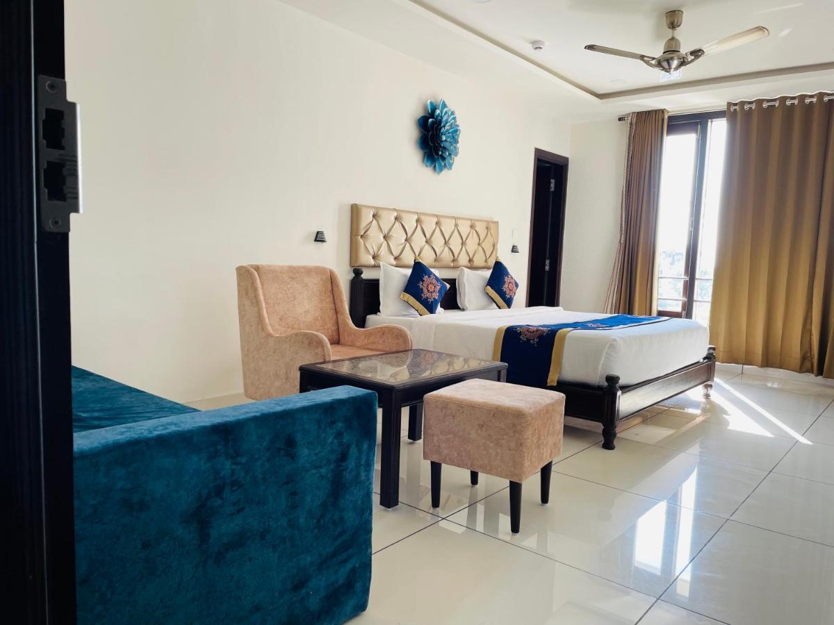Clover Inn Udaipur Bagian luar foto
