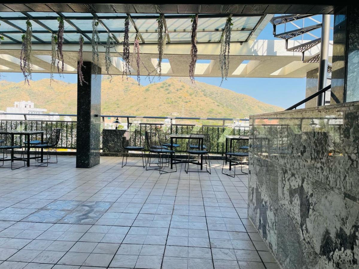 Clover Inn Udaipur Bagian luar foto
