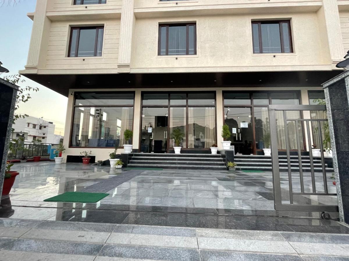 Clover Inn Udaipur Bagian luar foto