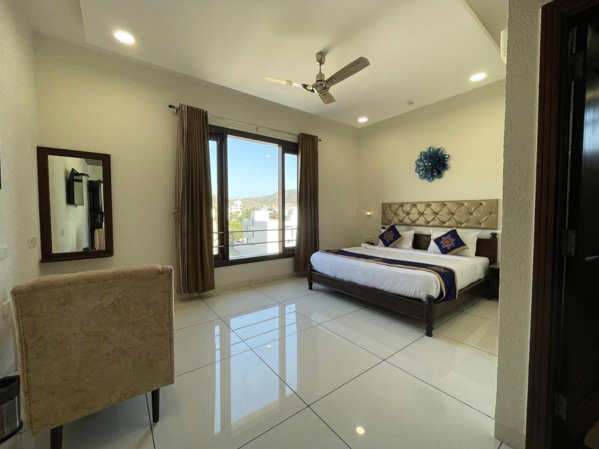 Clover Inn Udaipur Bagian luar foto