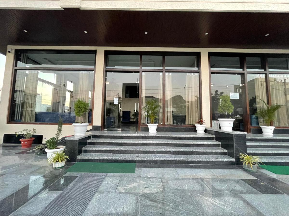 Clover Inn Udaipur Bagian luar foto