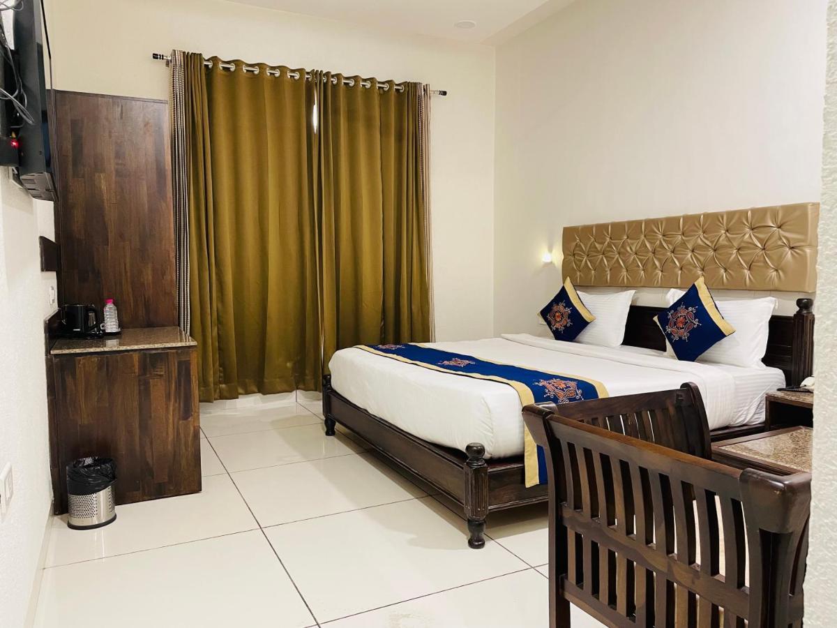 Clover Inn Udaipur Bagian luar foto