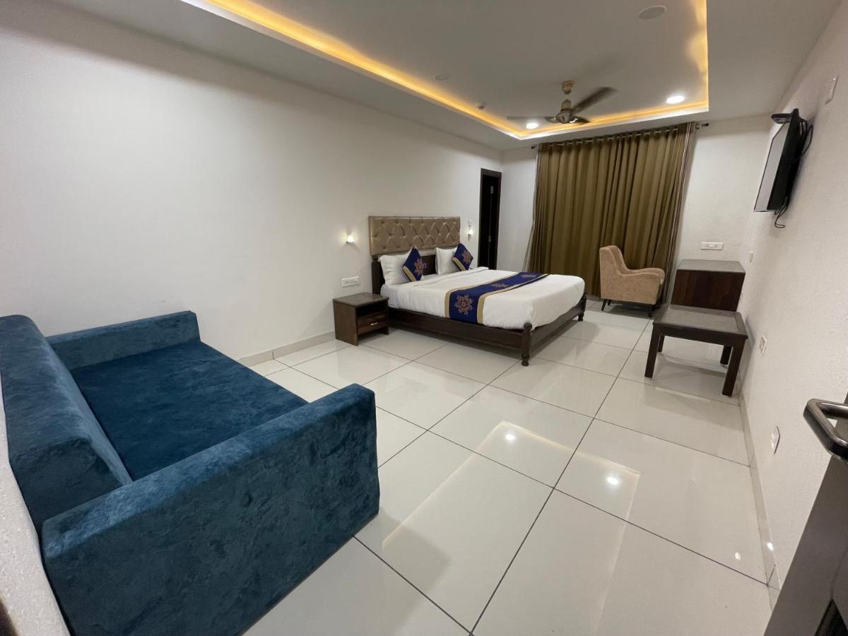 Clover Inn Udaipur Bagian luar foto